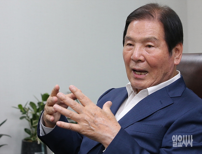 <일요시사>와 인터뷰하는 정해걸 새누리당 실버세대위워장