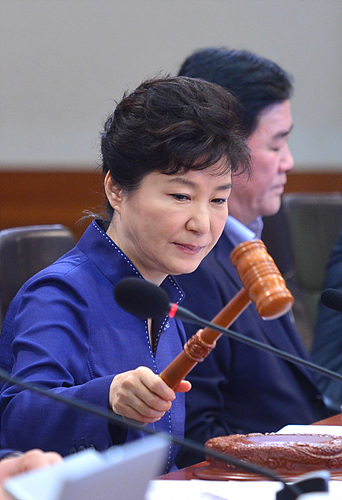 국무회의 주재하는 박근혜 대통령
