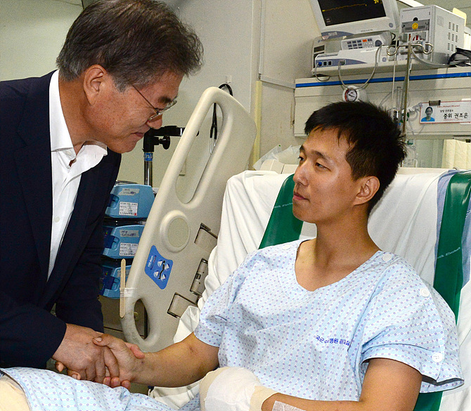 새정치민주연합 문재인 대표가 최근 지뢰사고 장병을 위로 방문하고 있다. <사진공동취재단>
