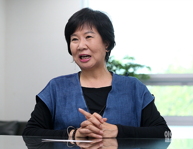 <일요시사>와 인터뷰 갖는 손혜원 홍보위원장