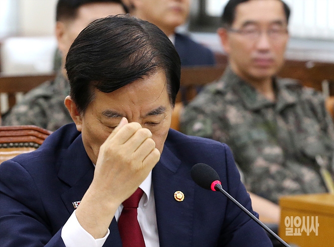 고민하는 한민구 국방부장관
