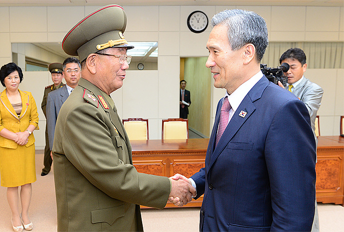 악수 나누는 김관진 청와대 국가안보실장(사진 오른쪽)과 황병서 북한군 총정치국장 <사진=통일부>