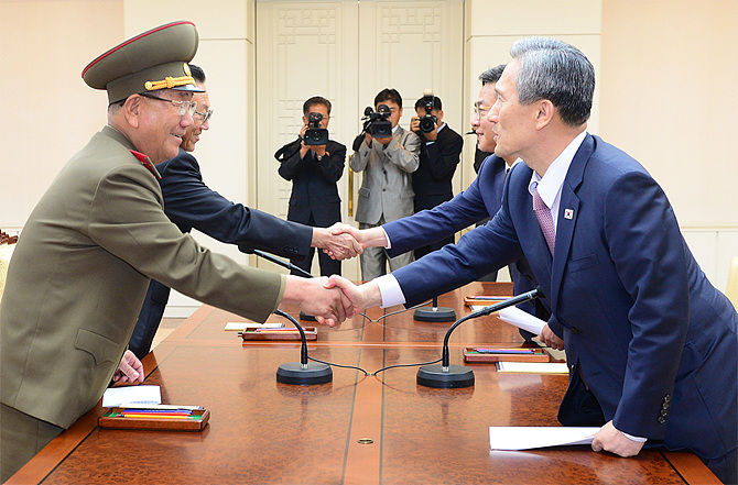 악수 나누는 김관진 청와대 국가안보실장과 황병서 북한군 총 정치국장 (사진=통일부)
