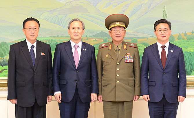 지난달 25일 새벽, 남북고위급 회담 직후 기념촬영 갖는 김관진 청와대 국가안보실장(사진=통일부, 사진 왼쪽서 두 번째)