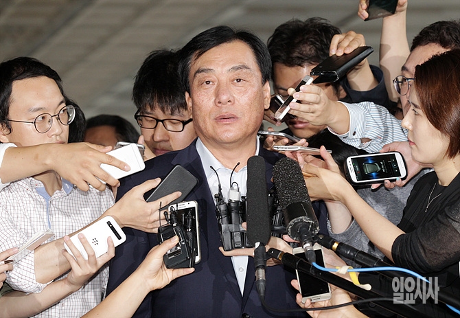 취재진 질문 받는 무소속 박기춘 의원