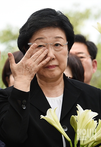 대법원으로부터 유죄 확정 판결을 받은 한명숙 전 총리가 눈물을 닦고 있다.