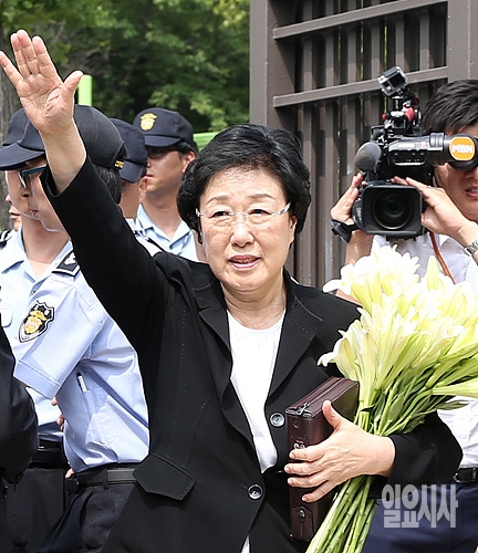최근 대법원으로부터 '정치자금법 위반 혐의'에 대해 유죄 확정판결을 받은 한명숙 전 총리가 지지자들에게 손 흔들어보이고 있다.