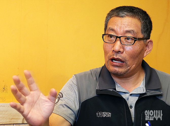 <일요시사>와 인터뷰 갖는 양명렬씨