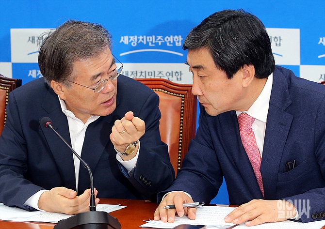 이종걸 새정치민주연합 원내대표(사진 오른쪽)과 회의 도중 이야기 나누는 문재인 대표
