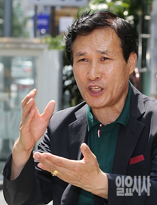 <일요시사>와 인터뷰 갖는 범대진 이사장