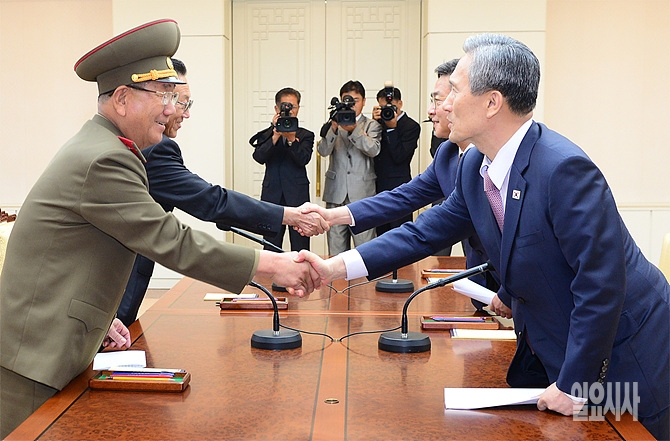 마지막 회의 전 악수 나누는 김관진 청와대 안보실장(사진 오른쪽)과 황병서 북한군 총정치국장 <사진=통일부>