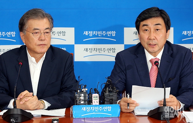 새정치민주연합 이종걸 원내대표(사진 오른쪽)과 문재인 대표