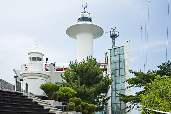 옛 등대와 새 등대가 나란히 서 있다. 왼쪽이 100년 넘은 옛 등대.