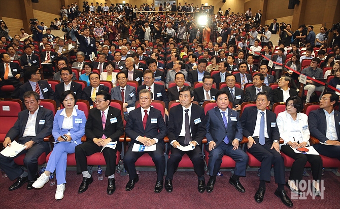 지난 16일, 서울 여의도 국회서 열린 새정치민주연합 중앙위원회에 문재인 대표, 이종걸 원내대표, 주승용, 전병헌, 추미애 최고위원 등 지도부가 앞줄에 나란히 앉아 있다.