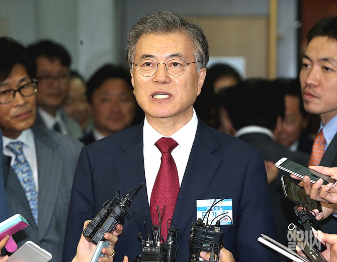 존재감 없어질까? 정치적 기지개
‘상극’ 안-문 격돌은 예정된 수순