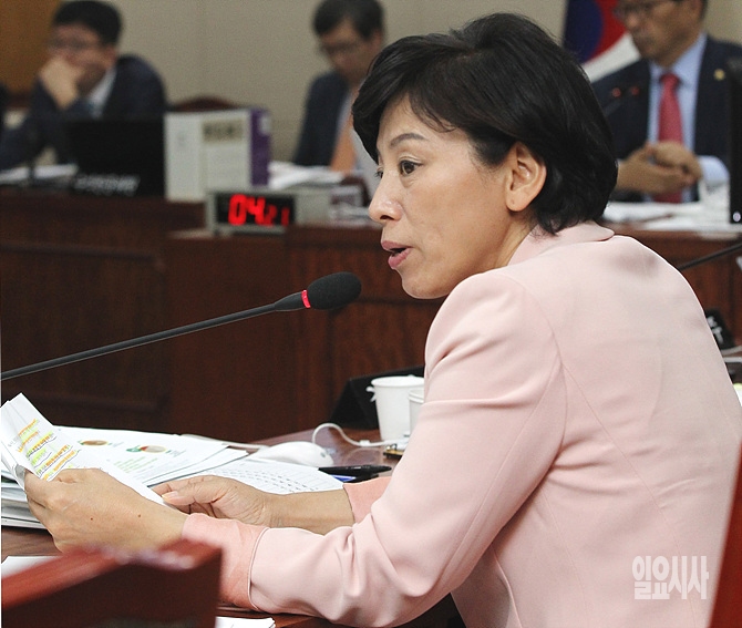 최근 국회 보건복지위원회(위원장 김춘진) 국정감사에서 김승희 식약처장에게 질의하는 새정치민주연합 남인순 의원