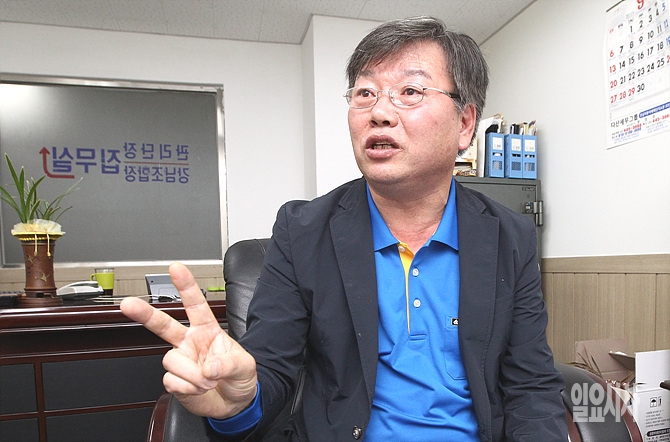 <일요시사>와 인터뷰하는 강남자동차매매단지 김용선 관리단장