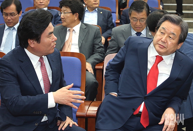 대화 나누는 새누리당 김무성 대표(사진 오른쪽)와 원유철 원내대표