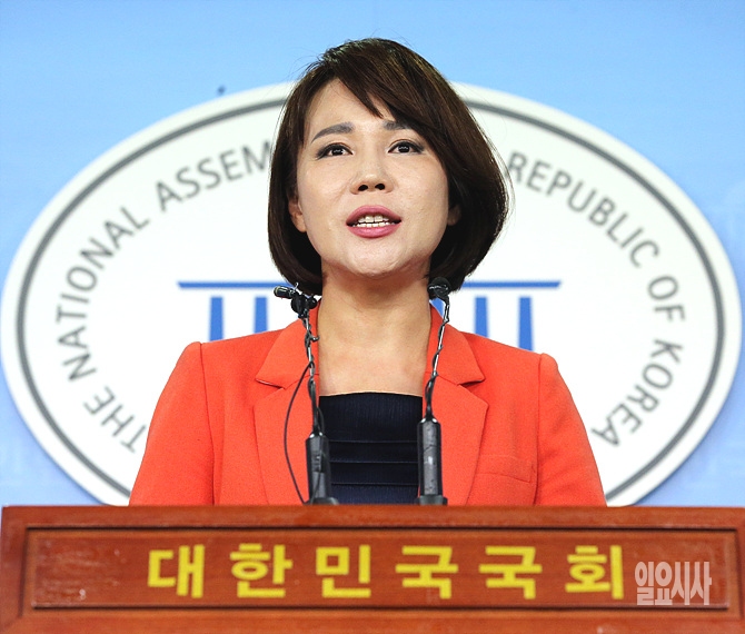 7일, 서울 여의도 국회 정론관에서 20대 총선 '강남을'에 출마하겠다며 기자회견 중인 전현희 전 민주당 의원