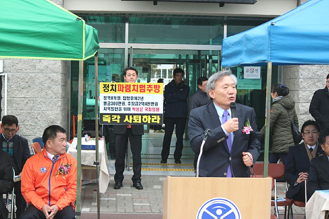 피켓 시위 중인 장관훈 전 비서관