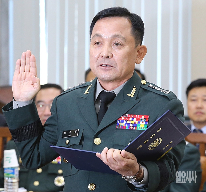 선서하는 이순진 신임 합참의장