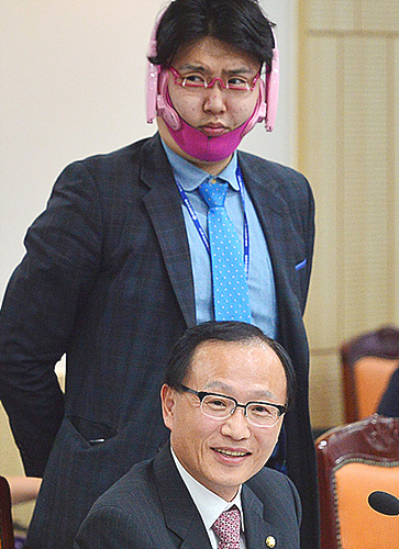 셀프 성형기기 시연해 보이는 새누리당 김제식 의원