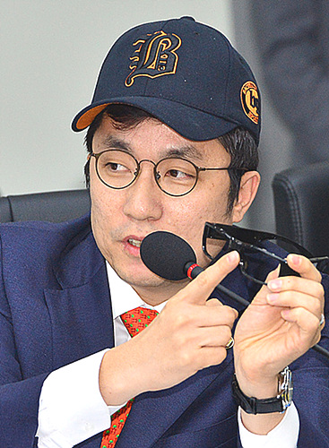'몰카' 시연을 해 보이고 있는 새누리당 김상민 의원
