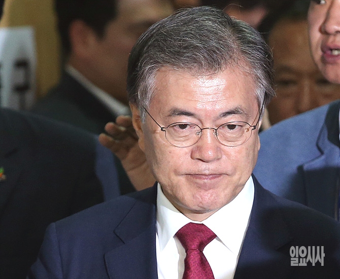 고민하는 문재인 새정치민주연합 대표