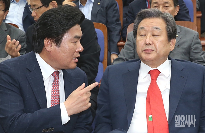 새누리당 의원총회 도중 잠시 대화 나누는 김무성 대표와 원유철 원내대표