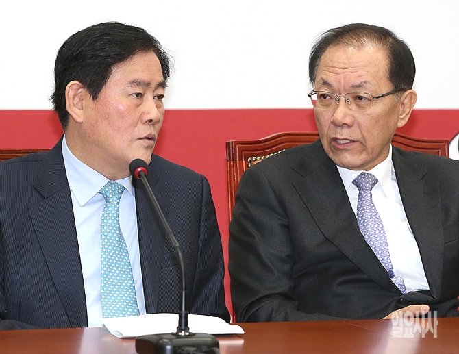 이야기 나누는 최경환 경제부총리와 황우여 사회부총리
