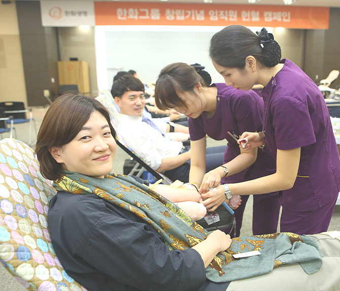 헌혈로 생명나눔 실천하는 한화생명 관계자