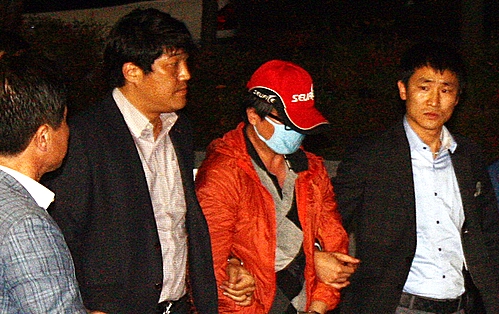 '조희팔 다단계 사기극 설계자'로 알려진 배상혁이 22일, 경찰에 의해 대구지방경찰청으로 압송되고 있다.