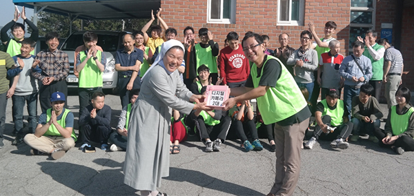 지난 3일 원앤원주식회사 임직원 20여명이 지적장애인보호시설 성가원에 방문해 봉사활동을 펼쳤다.