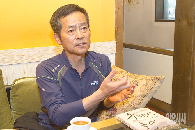 <일요시사>와 인터뷰하는 황천우 작가