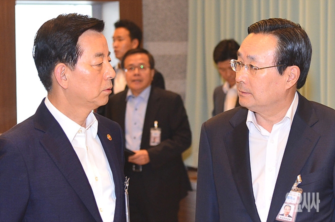대화 나누는 한민구 국방부장관(사진 왼쪽)과 주철기 전 청와대 외교안보수석