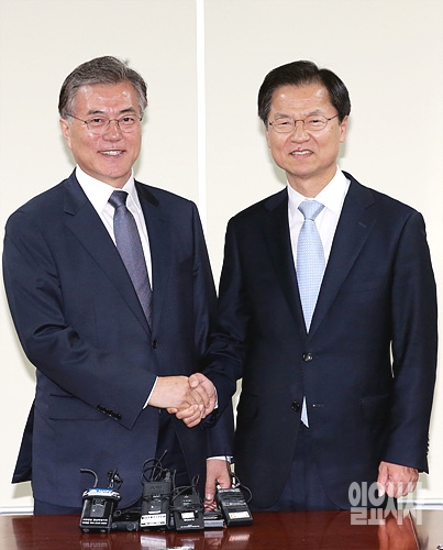 악수 나누는 새정치민주연합 문재인 대표와 무소속 천정배 의원