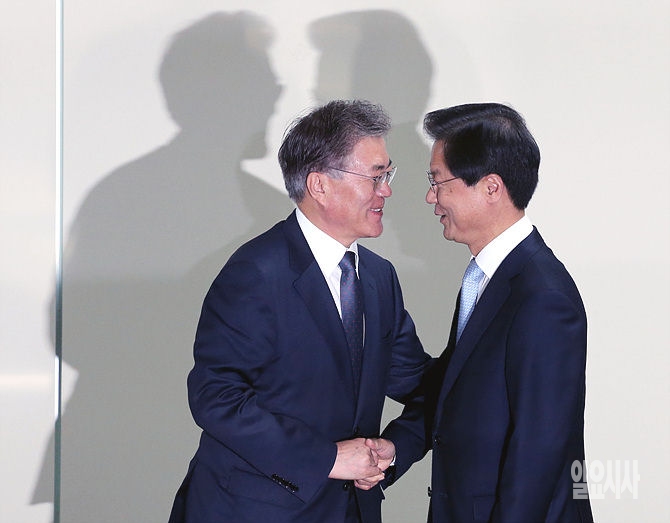 악수 나누는 새정치민주연합 문재인 대표와 무소속 천정배 의원