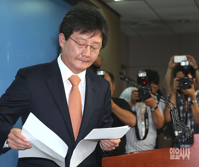 국회 정론관 나서는 유승민 전 원내대표