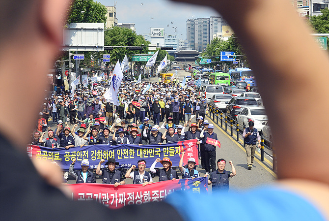 구조조정 반대 집회갖는 사람들