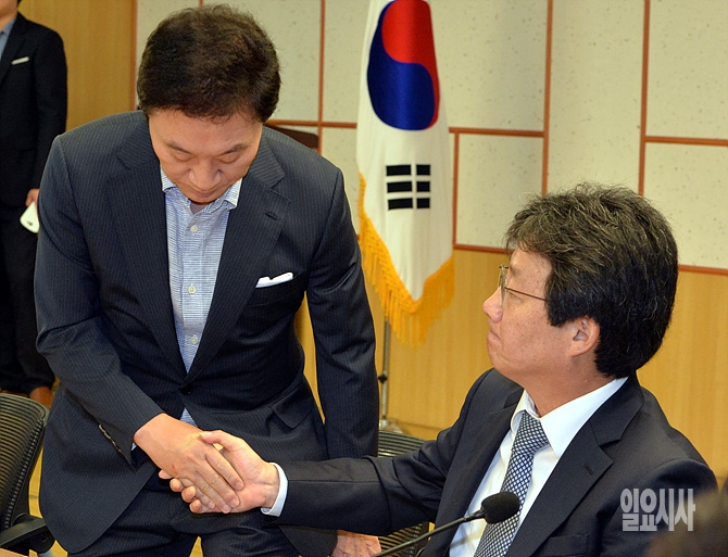 악수 나누는 새누리당 유승민 의원(사진 오른쪽)과 정두언 의원