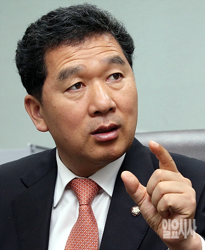 <일요시사>와 인터뷰하는 새정치민주연합 신정훈 의원