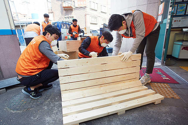 한화건설 봉사단이 '꿈에그린 도서관' 봉사활동에 참여하고 있다.