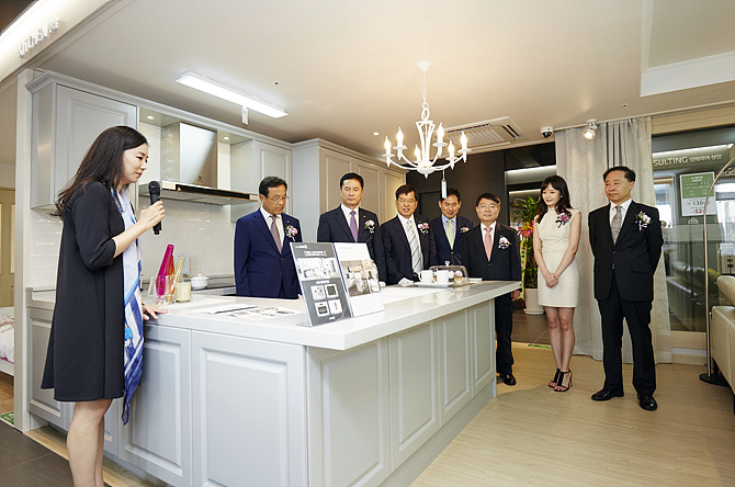 KCC 자사의 전문 인테리어 브랜드 홈씨씨인테리어가 18일 KCC 본사1층에 전시판매장 '서초본점'을 오픈해 당일 쇼룸을 둘러보고 있다.
