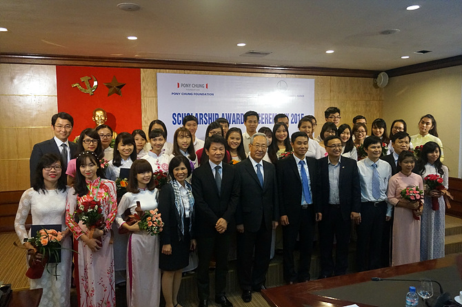 25일 하노이 국립대학(Vietnam National University, Hanoi)서 개최된 포니정재단 장학증서 전달식. 앞줄 왼쪽 다섯 번째부터 차례대로 정몽규 현대산업개발 회장, 김철수 포니정재단 이사장, 응이엔 홍 하이(Nguyen Hoang Hai) 베트남 하노이 국립대학교 부총장
