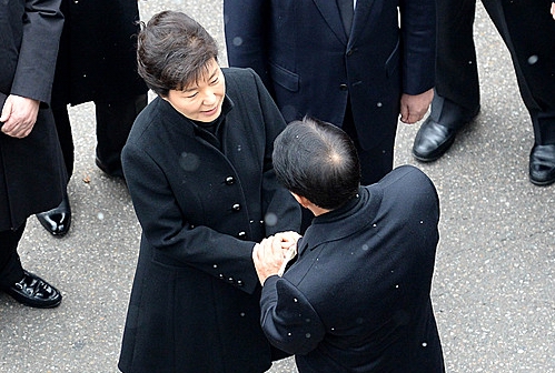 고 김영삼 전 대통령의 차남 현철씨가 26일, 두 번째 조문 온 박근혜 대통령과 위로의 악수를 나누고 있다.