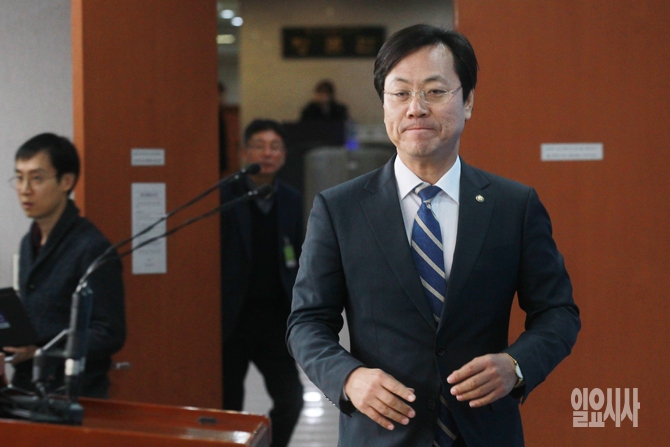 27일, 서울 여의도 국회 정론관으로 '사퇴 기자회견'을 위해 입장하는 새정치민주연합 오영식 최고위원