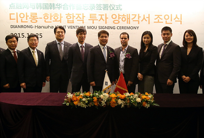 25일 저녁, 서울 여의도 63빌딩에서 한화S&C 김용욱 대표이사(사진 가운데)와 디안롱사 소울 타이트 대표가 MOU 체결 후 기념사진을 찍고 있다.