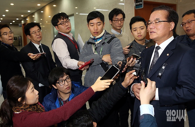 이른바 '복면금지법' 발의 직후 취재진으로부터 질의 받는 정갑윤 새누리당 의원