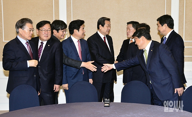 지난달 12일, 서울 여의도 국회 귀빈식당서 김무성(사진 가운데)·문재인(왼쪽) 여야 대표, 원유철·이종걸 여야 원내대표 등이 참석해 '4+4여야 선거구획정 회동'에 앞서 참석자들이 반가운 듯 악수를 나누고 있다.