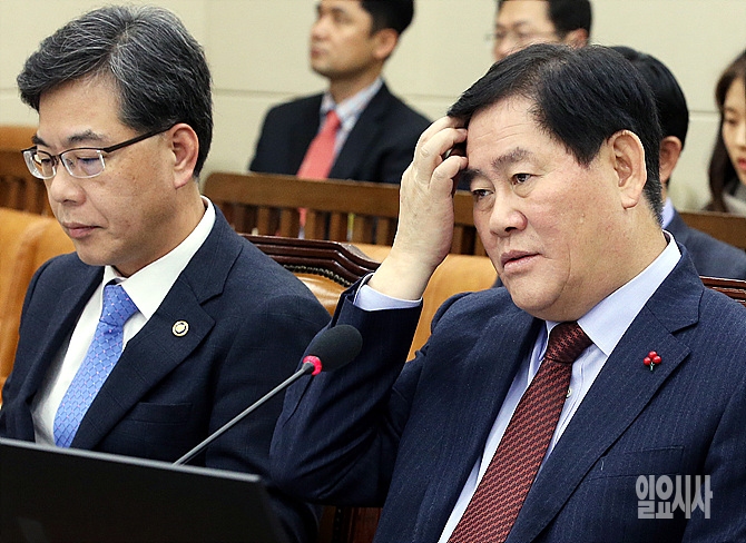 최경환 경제부총리 겸 기획재정부장관